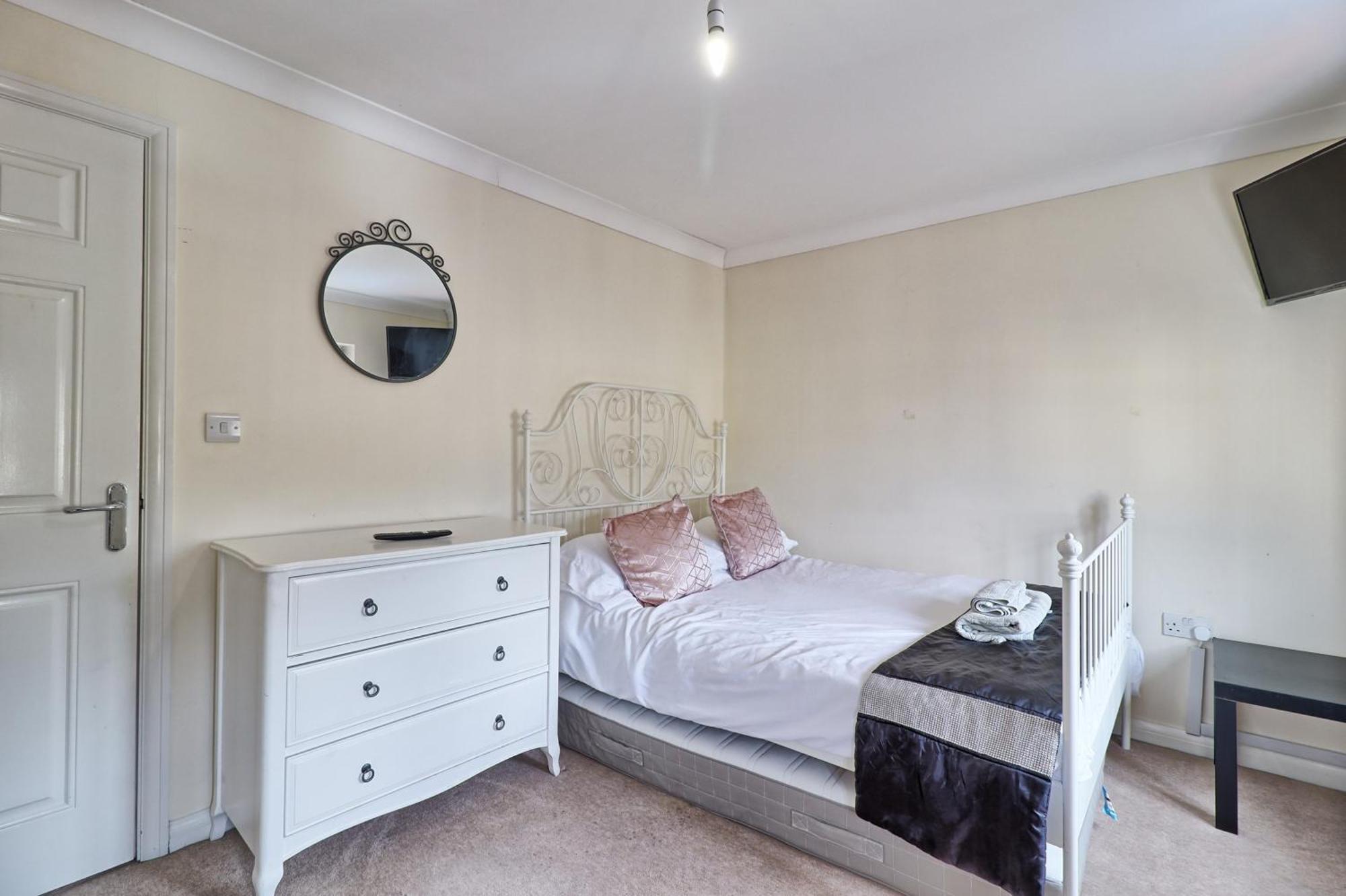 By Buildersbeds - Paignton House 4 Bedrooms Harold Wood Екстер'єр фото
