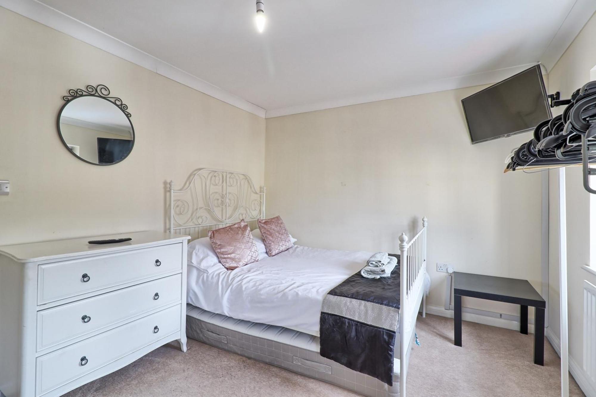 By Buildersbeds - Paignton House 4 Bedrooms Harold Wood Екстер'єр фото